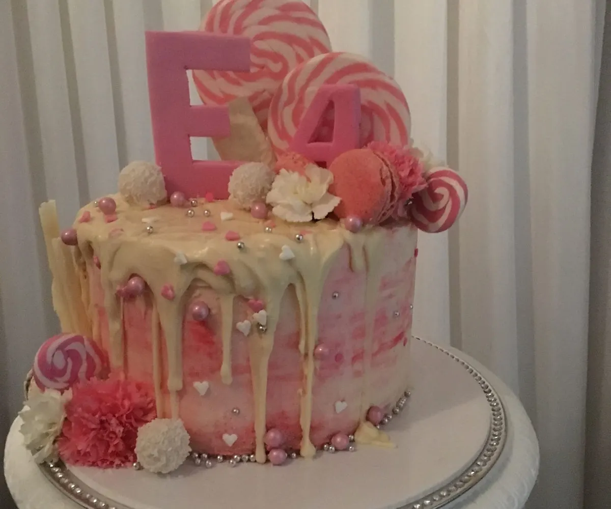 Lollypops and drip cake