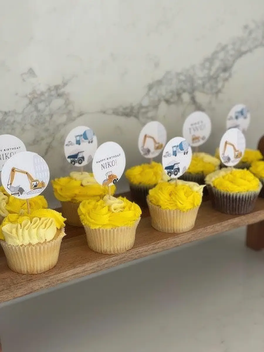 Decorated cupcake favours