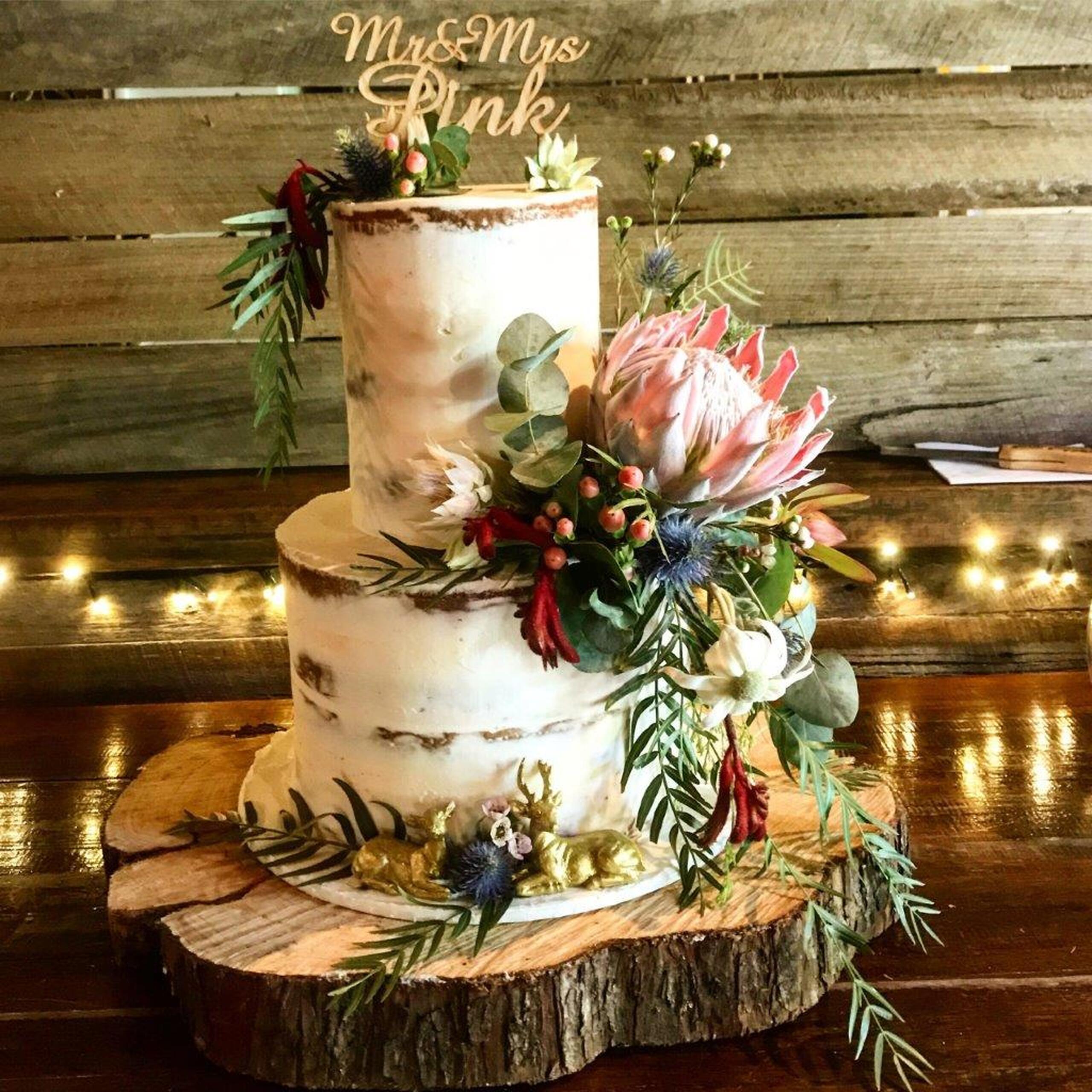 Warm event cake and floral detail