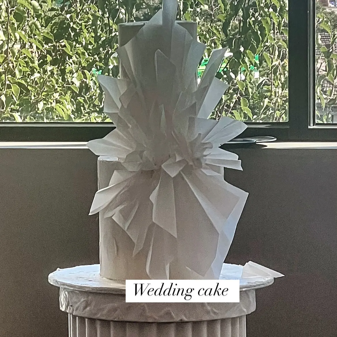 Elegant White Wedding Cake for Wafer paper burst