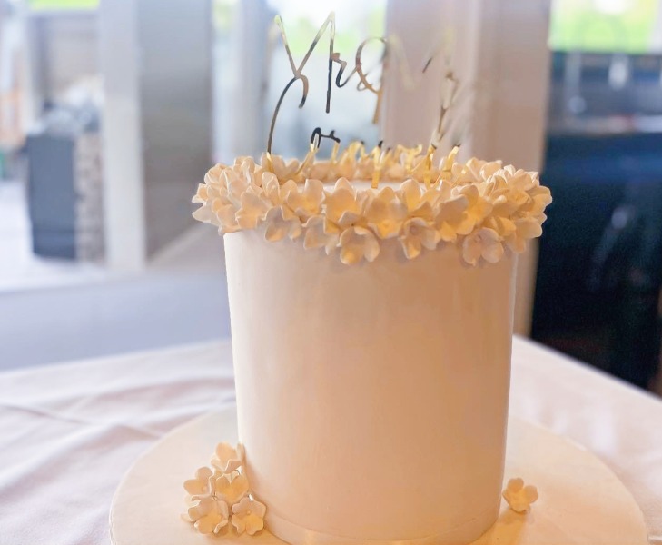 Single Tier Cake With Fondant Flowers for Simply Elegant Wedding