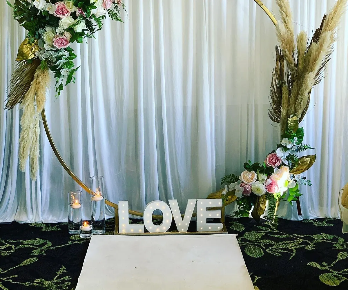 Round ceremony arch