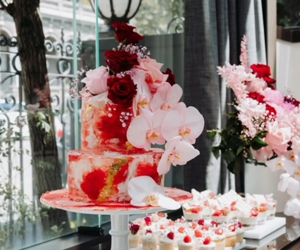Fresh flower engagement cake