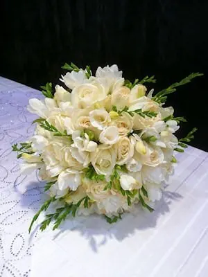white Roses/ freesias and lizianthus for white Roses/ freesias and lizianthus