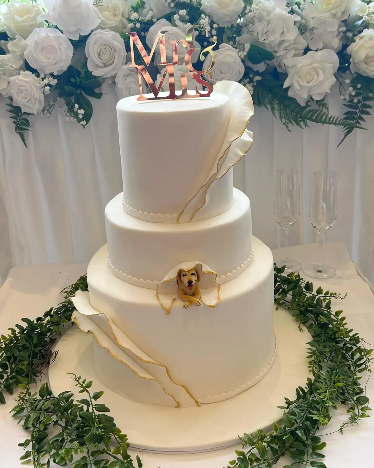 Dog On Wedding Cake for favourite dog cake