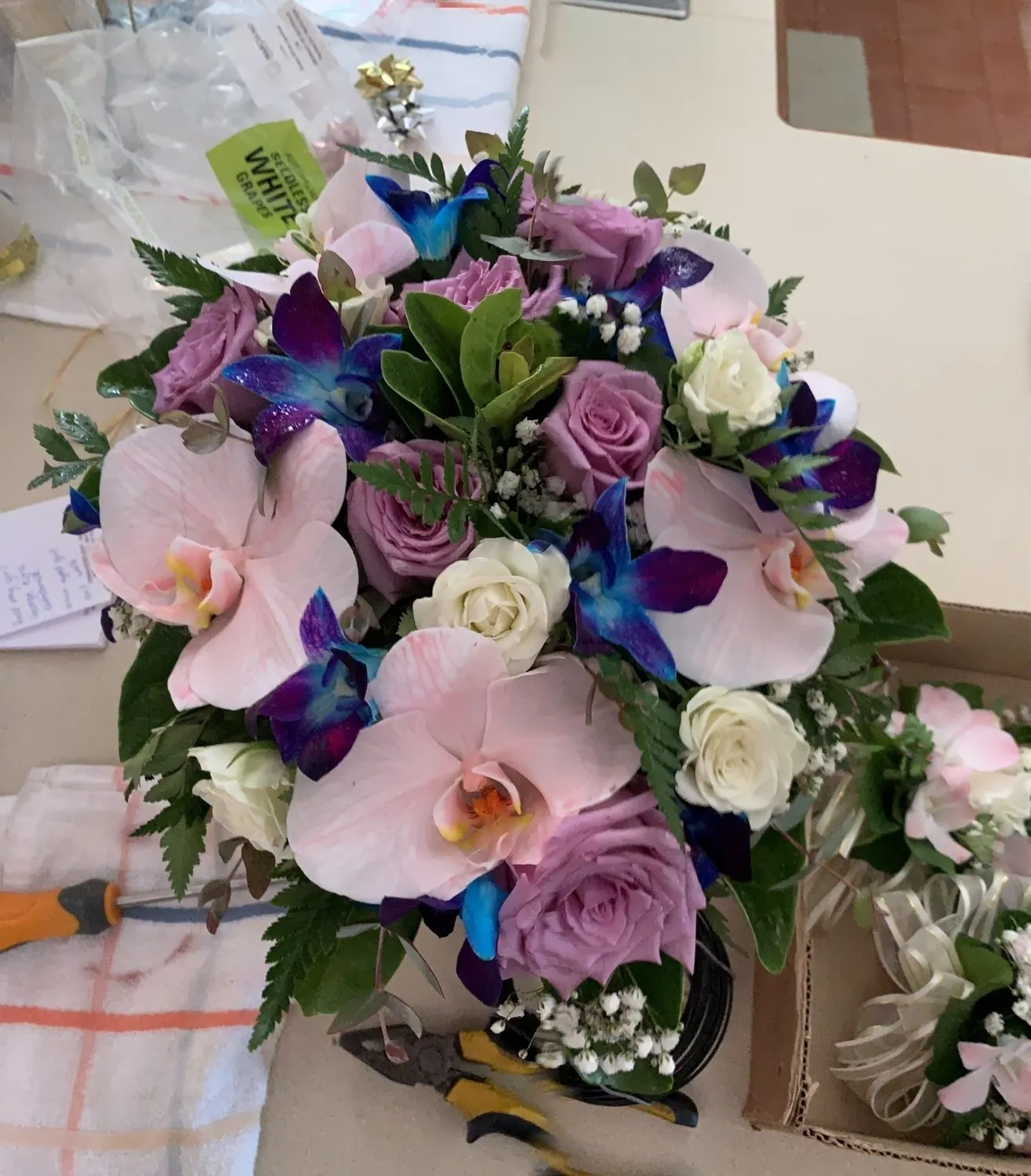 Bright orchids and roses for Bright orchids and roses