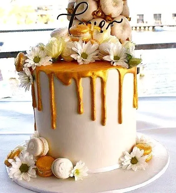 Gold And White for Gold drip cake
