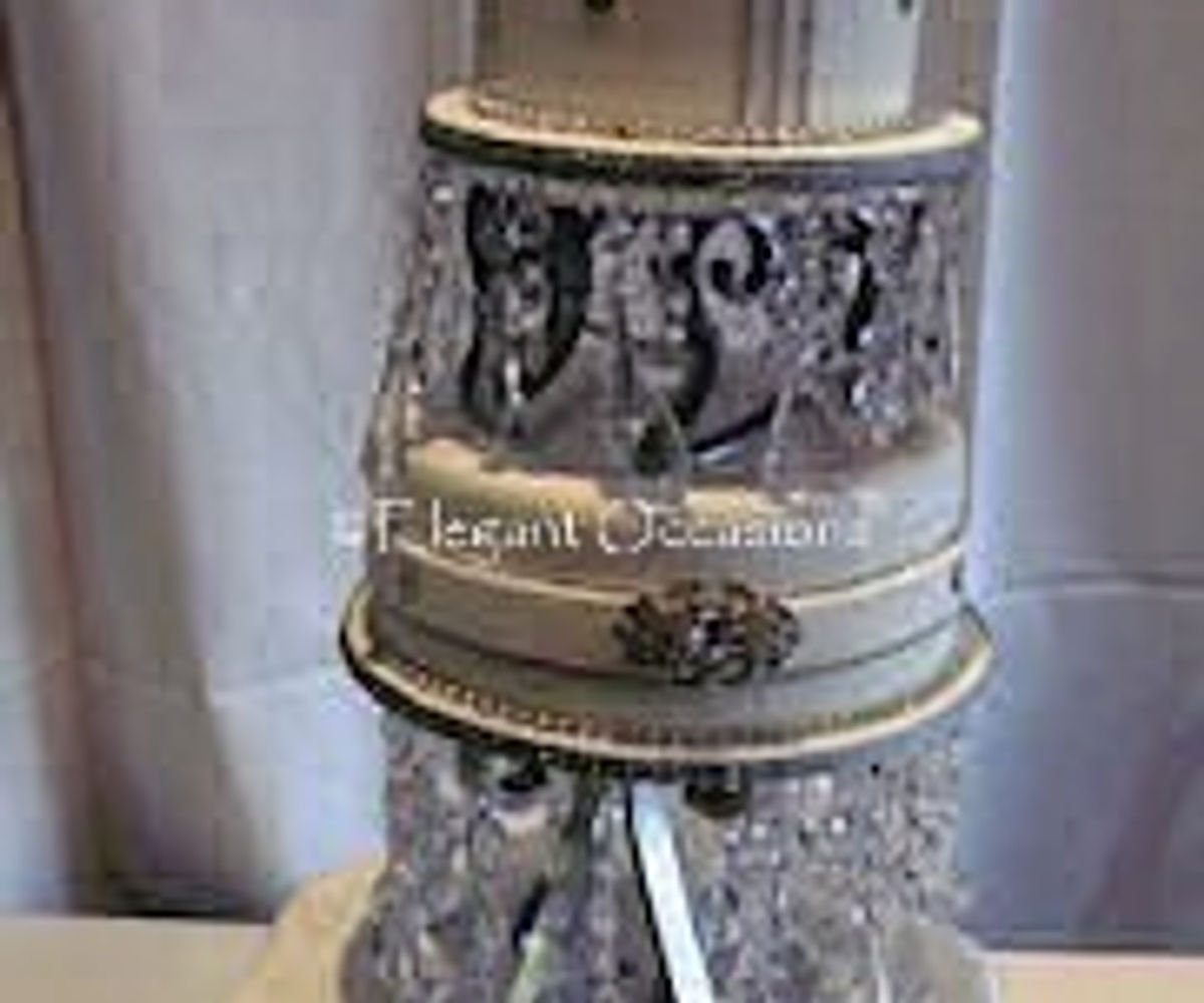 4 tier cake with pillars