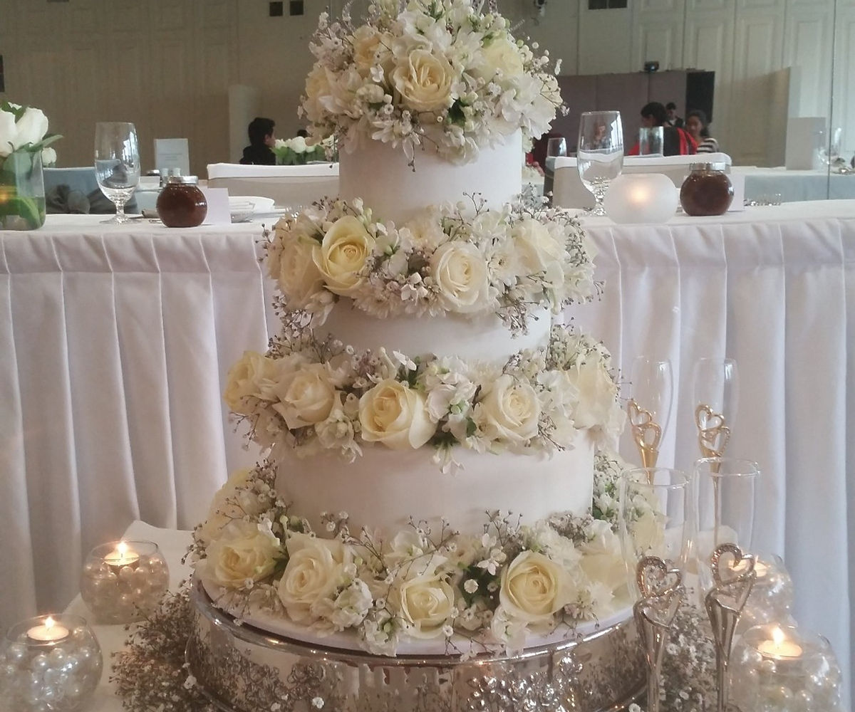 fresh flowers wedding cake