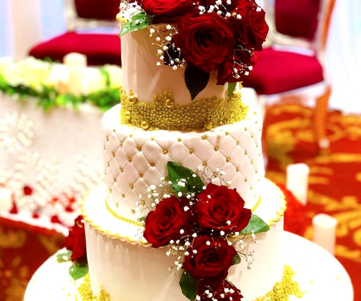 Red roses wedding cake